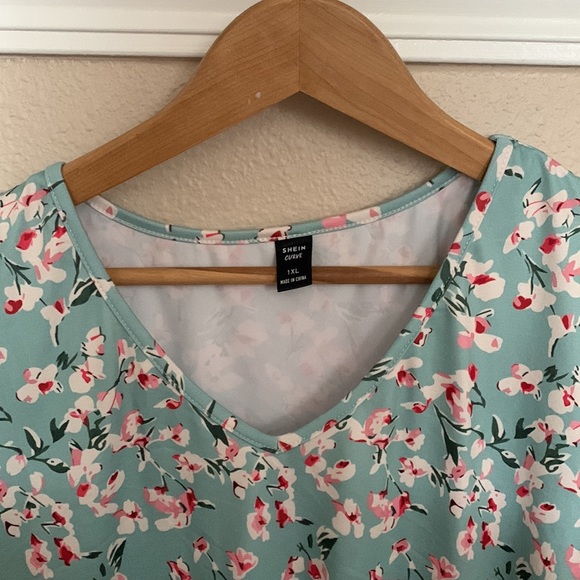 SHEIN LUNE Plus Ditsy Floral Print Butterfly Sleeve Peplum Tee - Picture 2 of 4